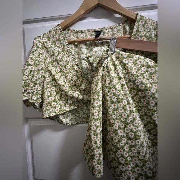 Cider light green floral tie-front crop top with puff sleeve skirt set - Picture 7 of 8